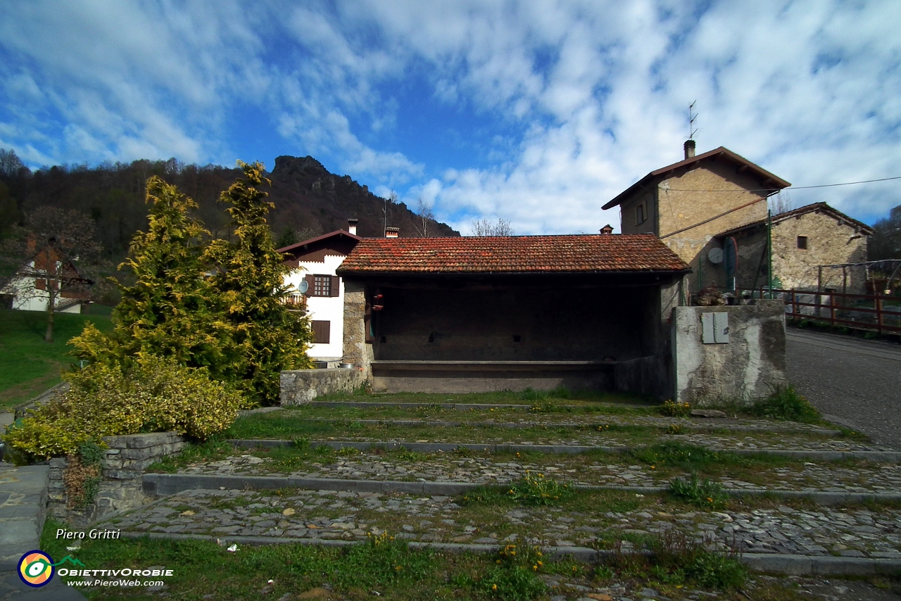 09 La fontana-lavatoio della piazzetta da dove si parte .JPG